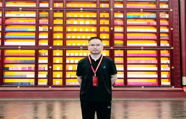 【模范教师风采】管辉：深耕铸魂路 步履不停歇